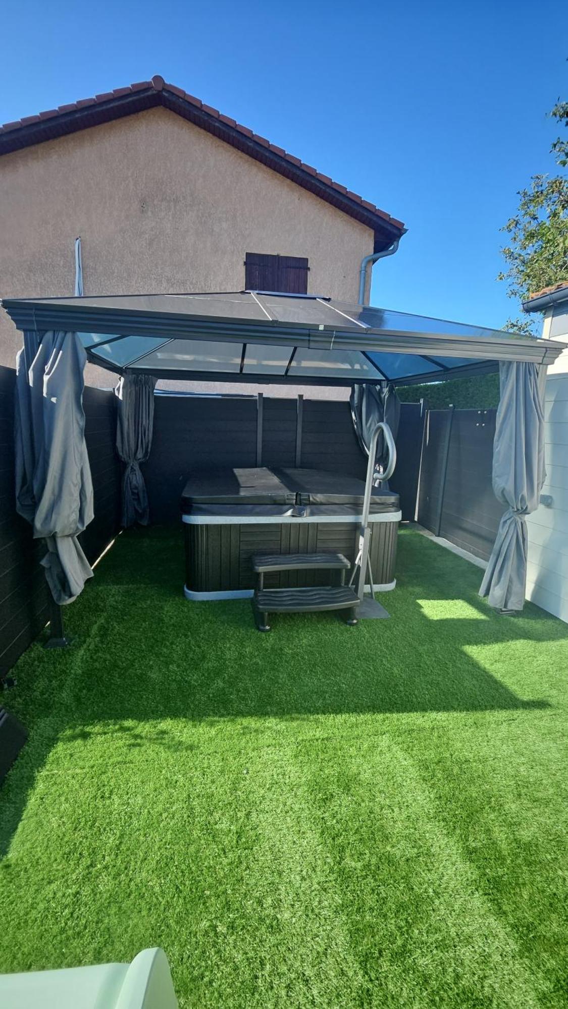 Saint-Clair-du-Rhone Hebergement Privee Jaccuzzi En Supplement מראה חיצוני תמונה