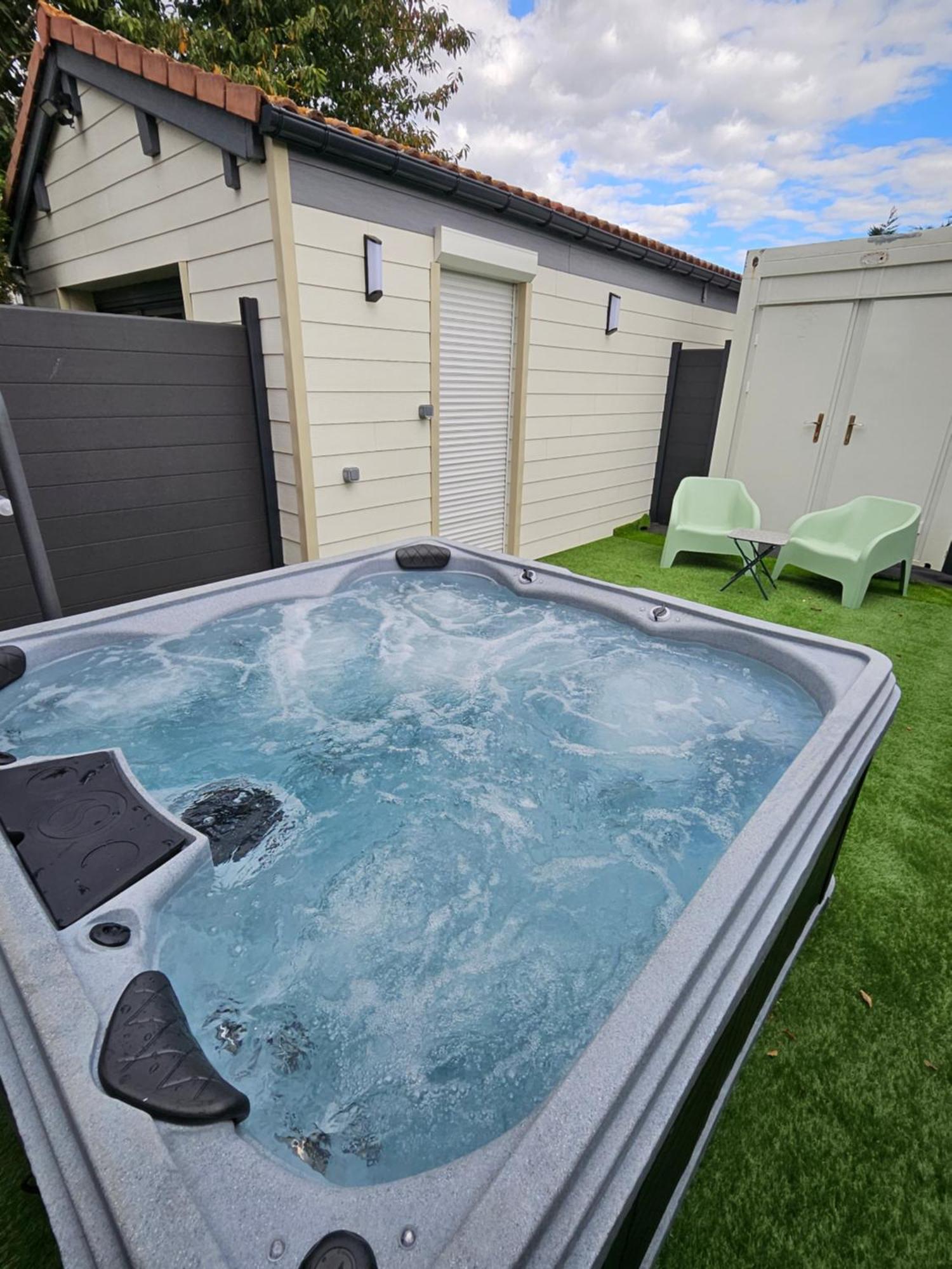 Saint-Clair-du-Rhone Hebergement Privee Jaccuzzi En Supplement מראה חיצוני תמונה