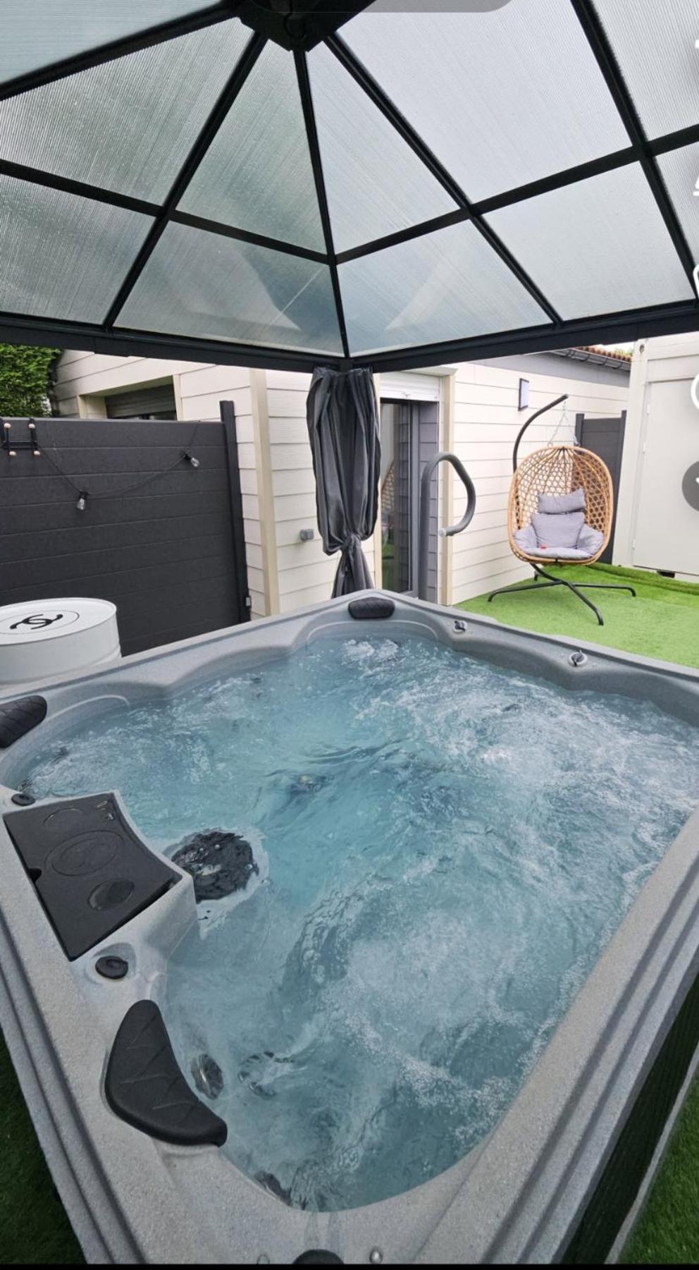 Saint-Clair-du-Rhone Hebergement Privee Jaccuzzi En Supplement מראה חיצוני תמונה